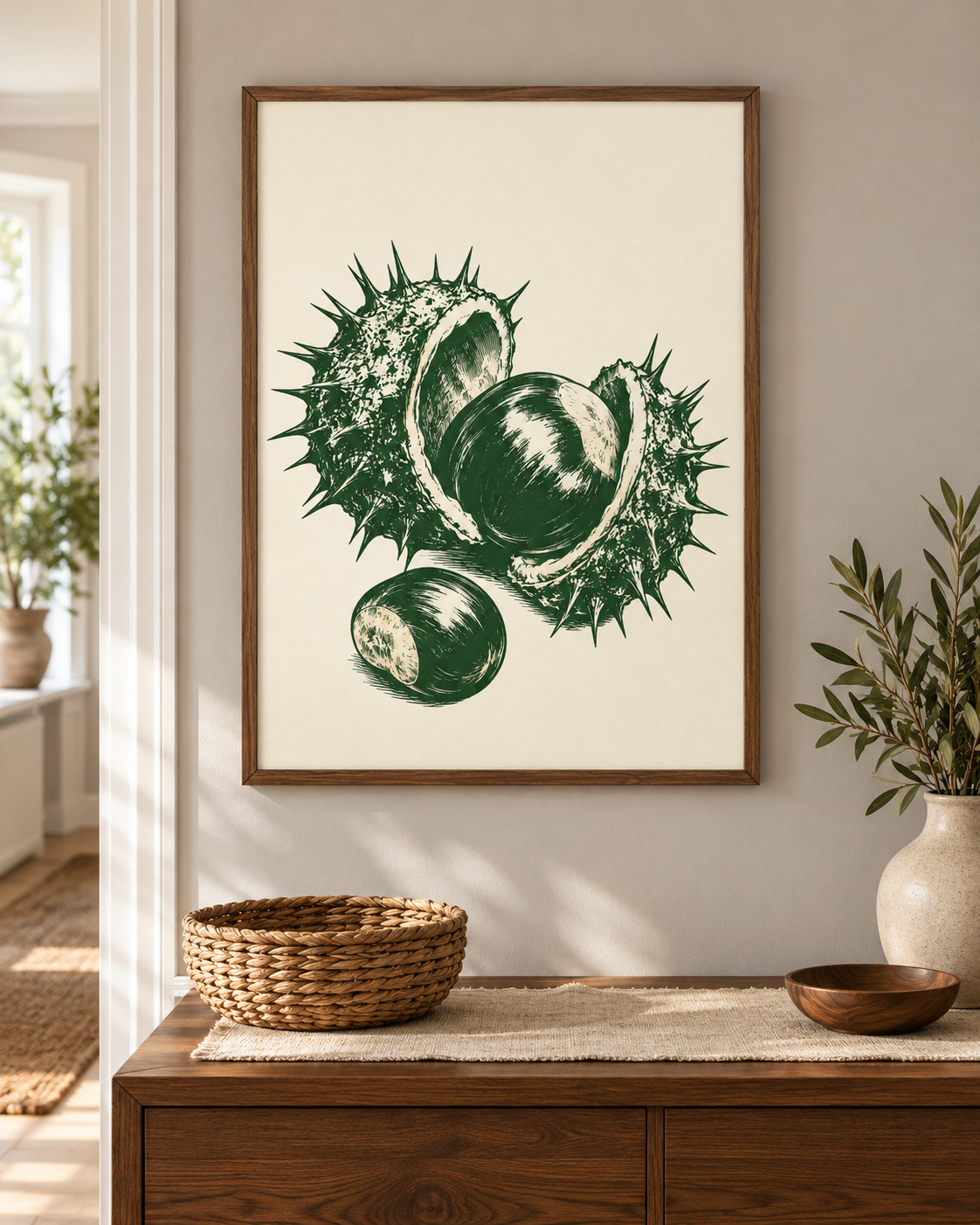 Kastanjens skal poster från Kanva i hemmiljö med valnötsfärgad träram. Ram säljs separat.